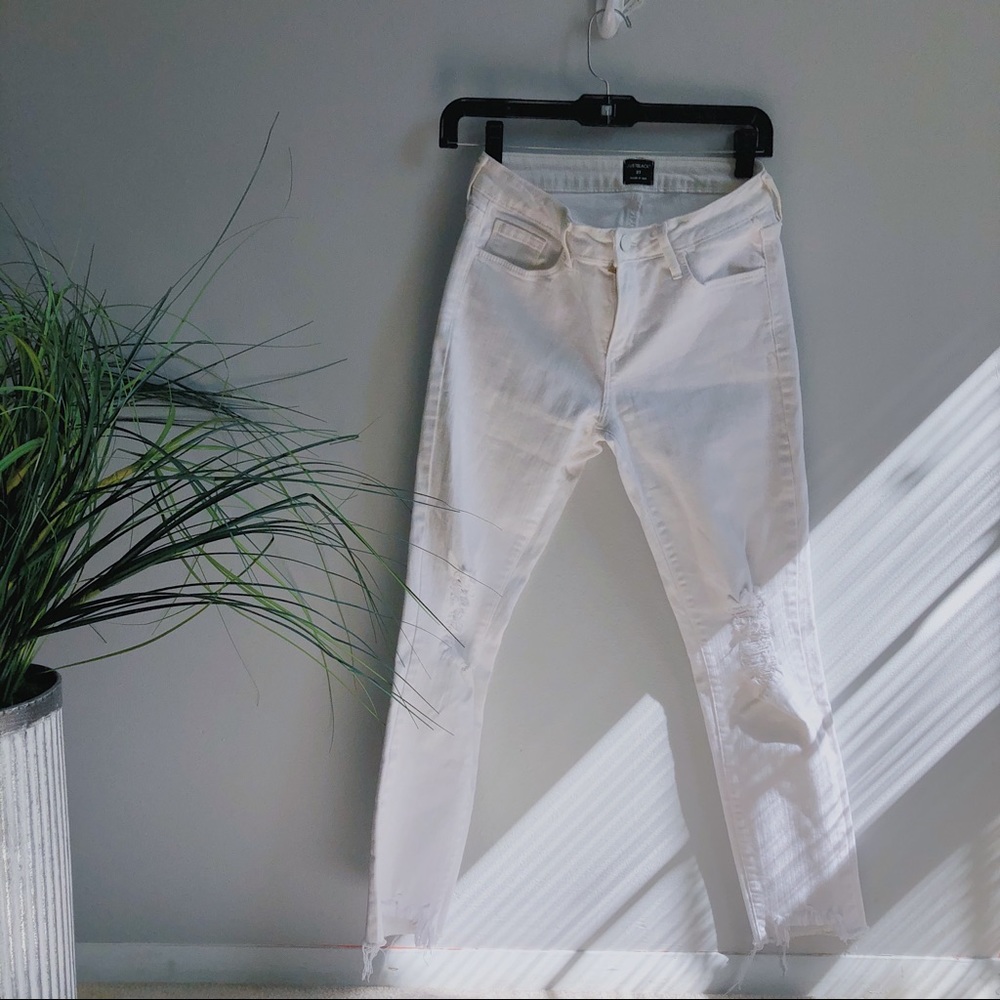 Distressed white Capri jeans by Justblack